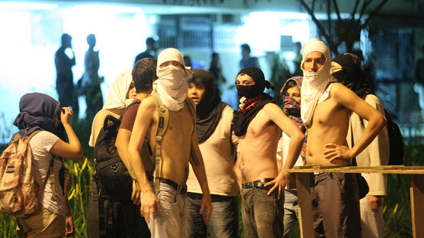 protesto-usp-maconha-policia-20111027-05-size-598